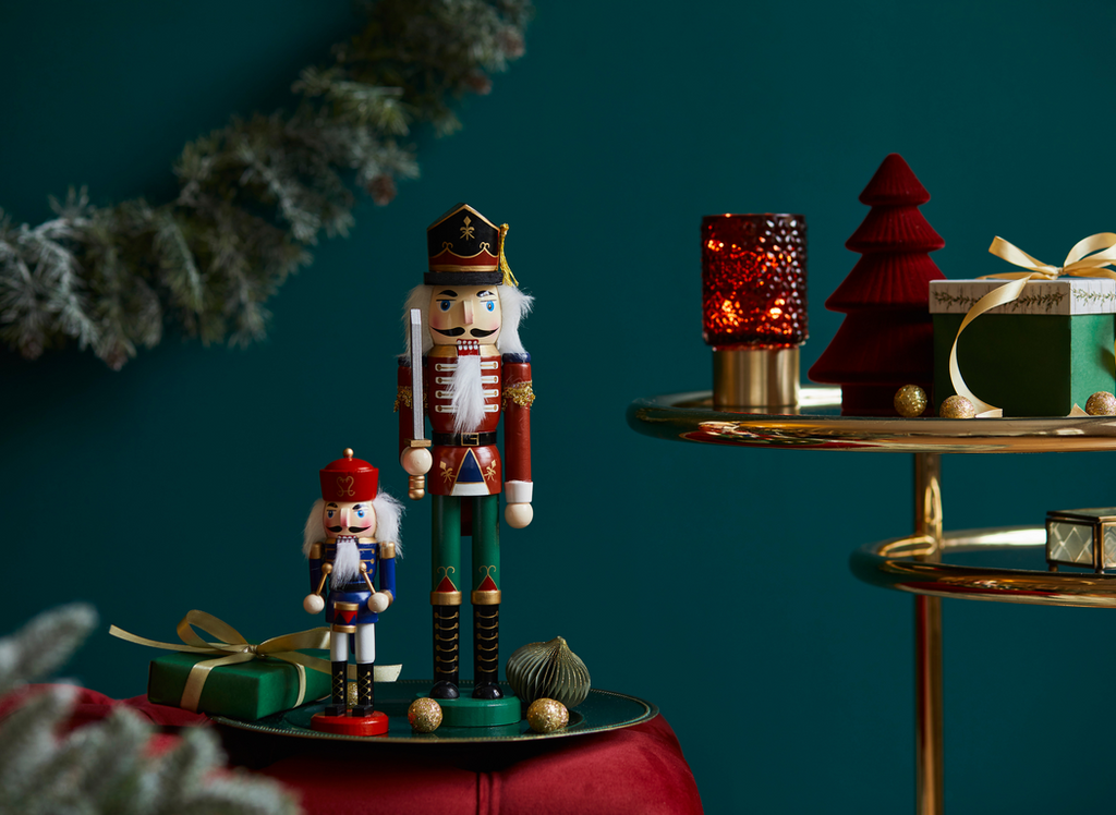 The Main Christmas Tree Colour Themes and Their Significance